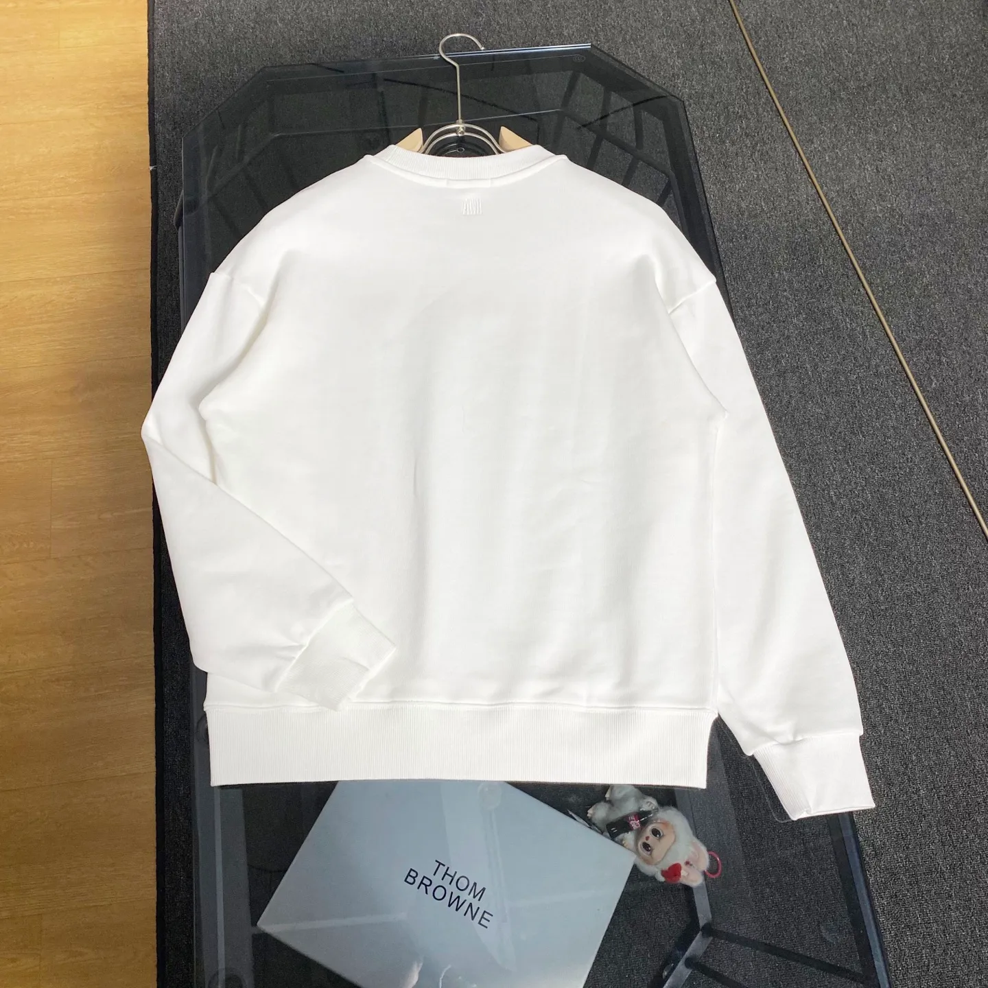 AMI/Love Embroidery-Pure cotton round neck heavy sweater, simple and exquisite logo love letter embroidery🪡LOGO logo 2026New Arrival-Original development/100% cotton Fashion Versatile-Light luxury trend Three standards complete-Premium Quality Size: S-XL Color: Black.White.Green.Apricot.